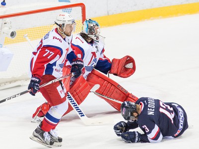 Václav Nedorost z HC Slovan Bratislava (vpravo) počas zápasu Kontinentálnej hokejovej ligy (KHL) medzi HC Slovan Bratislava - Lokomotiv Jaroslavľ