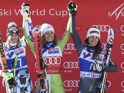Upprostred slovinská lyžiarka Ilka Štuhecová oslavuje na pódiu víťazstvo v zjazde Svetového pohára alpských lyžiarok vo francúzskom Val d'Isere