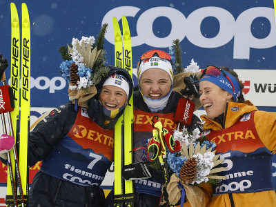 Stupeň víťazov: Frida Karlssonová, Linn Svahnová a Katharina Hennigová