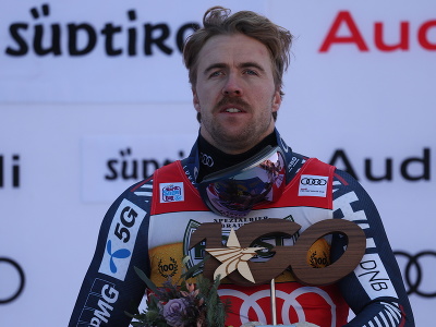 Nór Aleksander Aamodt Kilde pózuje na pódiu po triumfe v zjazde Svetového pohára alpských lyžiarov v talianskom stredisku Val Gardena 