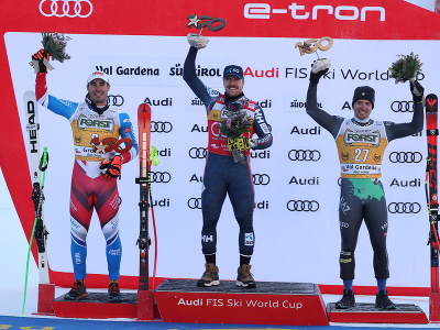 Nór Aleksander Aamodt Kilde (uprostred) pózuje na pódiu po triumfe v zjazde Svetového pohára alpských lyžiarov v talianskom stredisku Val Gardena v sobotu 17. decembra 2022. Druhý skončil Francúz Johan Clarey (vľavo). Tretí finišoval domáci Mattia Casse