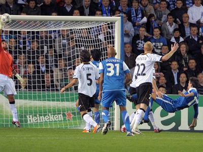 Diego Alves zachraňuje strelu z kopačky Jeroena Simaeysa