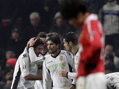 Hráči Valencie v pozadí sa radujú z gólu Pabla Hernandeza