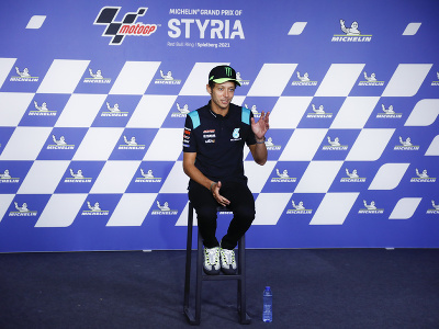 Legendárny taliansky motocyklový pretekár Valentino Rossi počas tlačovej konferencie