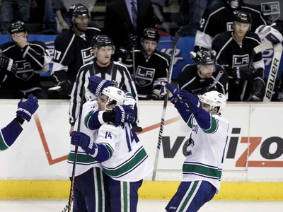 Radosť hráčov Vancouveru, smútok na lavičke LA Kings
