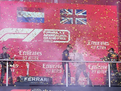Radosť jazdcov F1 po zisku pódiového umiestnenia na VC Azerbajdžanu