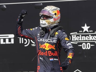 Max Verstappen oslavuje triumf