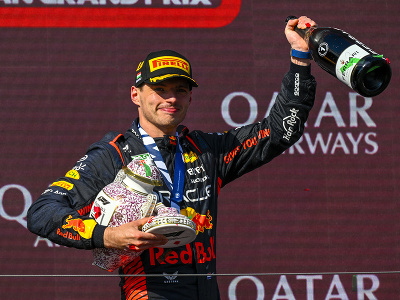 Na snímke holandský pretekár Max Verstappen z tímu Red Bull osdlavuje víťazstvo na Veľkej cene Maďarska