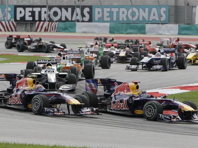 Sebastian Vettel a Mark Webber odštartovali z čelných pozícií