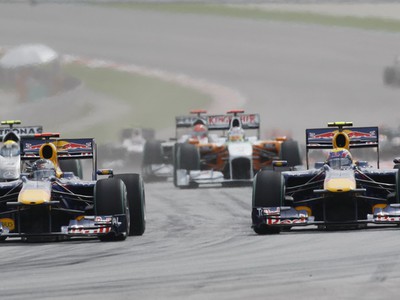 Sebastian Vettel a Mark Webber odštartovali z čelných pozícií