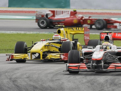 Lewis Hamilton predbieha Vitaliho Petrova