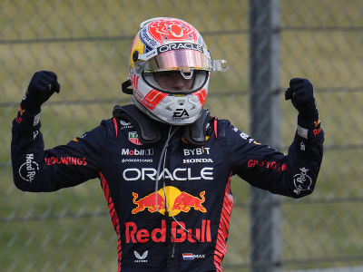 Na snímke holandský pilot formuly 1 Max Verstappen z Red Bullu sa teší z víťazstva na Veľkej cene Veľkej Británie F1