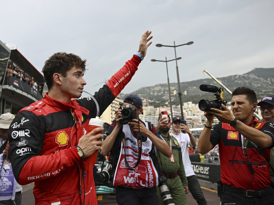 Charles Leclerc oslavuje víťazstvo v kvalifikácii na VC Monaka