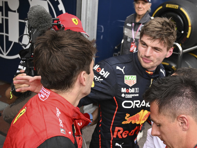 Max Verstappen gratuluje Charlesovi Leclercovi k víťazstvu v kvalifikácii