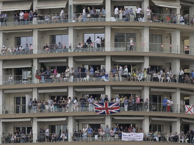 Fanúšikovia zhromaždení na balkónoch