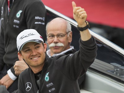 Nico Rosberg v Monaku zavŕšil víťazný hetrik