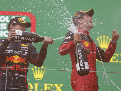 Charles Leclerc oslavuje triumf na VC Rakúska, vľavo druhý Max Verstappen
