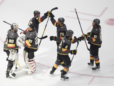Hráči Vegas Golden Knights oslavujú triumf