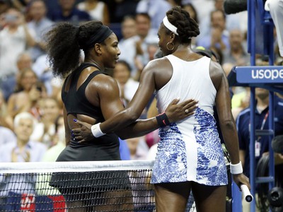Serena Williamsová porazila po troch setoch svoju staršiu sestru Venus