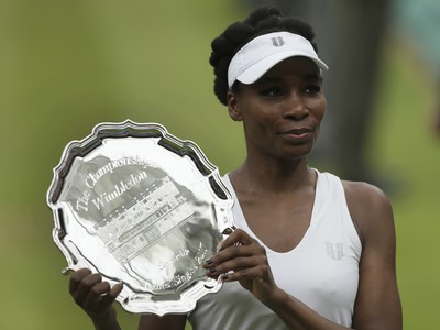 Venus Williamsová so svojou trofejou