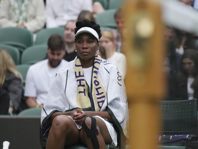 Na snímke americká tenistka Venus Williamsová vypadla v druhom kole na grandslamovom turnaji vo Wimbledone