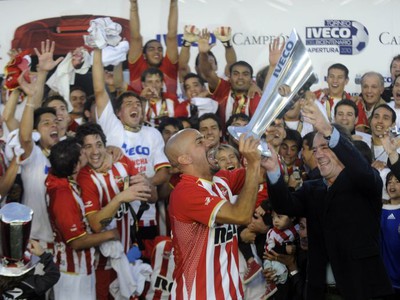 Kapitán Estudiantes Veron s majstrovskou trofejou