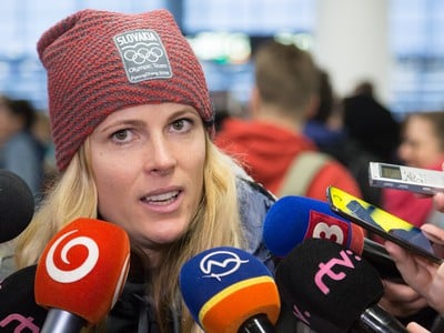 Slovenská lyžiarka Veronika Velez-Zuzulová odpovedá na otázky novinárov na Letisku Viedeň-Schwechat pred odchodom na XXIII. zimné olympijské hry (ZOH) 2018 v Pjongčangu 