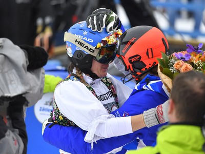 Na snímke vľavo slovenská slalomárka Veronika Velez-Zuzulová, vpravo jej kolegyňa Petra Vlhová 