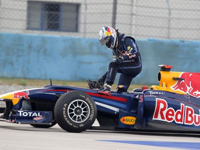 Sklamaný Vettel opúšťa vozidlo