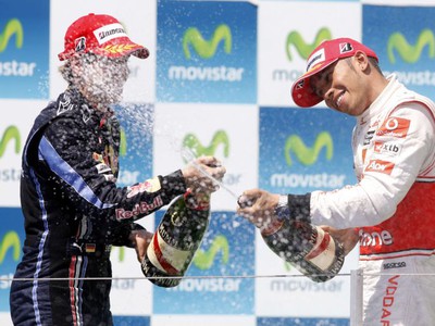 Vettel a Hamilton pri tradičnom šantení so šampanským