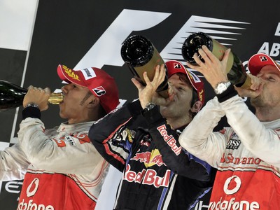 Trio Hamilton Vettel Button po VC Abú Zabí