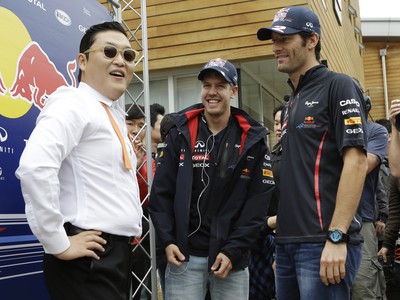 Sebastian Vettel (vpravo) a rapper PSY