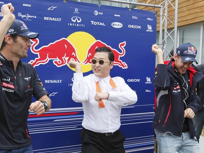Sebastian Vettel (vľavo) a rapper PSY