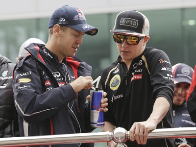 Sebastian Vettel (vľavo) a Kimi Raikkonen