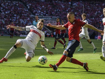 Anastasios Donis a Franck Ribéry v súboji