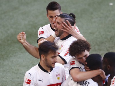 Hráči VfB Stuttgart sa radujú z gólu