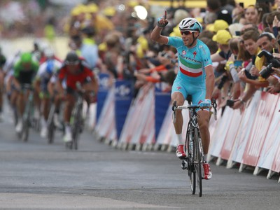 Vicenzo Nibali finišuje v druhej etape Tour de France. Peter Sagan skončil štvrtý