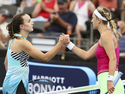 Bieloruská tenistka Victoria Azarenková (vľavo) podáva ruku Francúzke Clare Burelovej po víťazstve vo štvrťfinále tenisového turnaja WTA v Brisbane