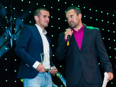 Najlepším hráčom sezóny sa počas vyhlásenia futbalovej Jedenástky sezóny 2014/2015 podľa Únie ligových klubov stal hráč Viktor Pečovský (MŠK Žilina) (vľavo)