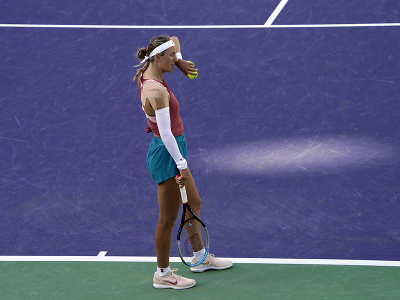 Smutný pohľad na bieloruskú tenisovú hviezdu Viktoriu Azarenkovú 
