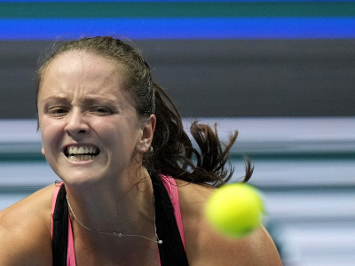 Slovenská tenistka Viktória Kužmová odvracia loptičku Španielke Carle Suarezovej Navarrovej