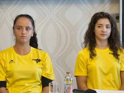 Na snímke mladé športové talenty tenistka Viktória Kužmová (vľavo) a vpravo fitneska Kristína Juricová