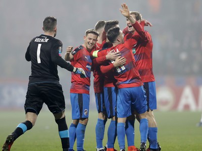 Hráči Plzne oslavujú víťazstvo 3:2 v zápase 6. kola EL skupiny E Viktória Plzeň - Austria Viedeň