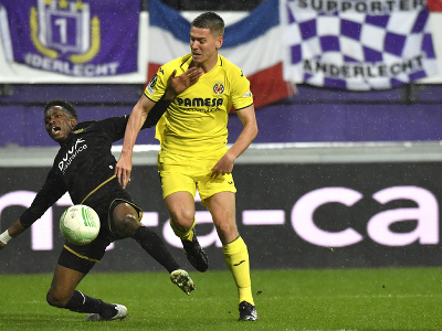 Hráč Moussa Ndiaye (vľavo) z Anderlechtu padá v súboji s Juanom Foythom z Villarealu