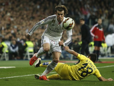 Gareth Bale a Jaume Costa v súboji o loptu