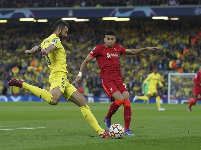 Hráč Villarrealu Raúl Albiol (vľavo) bojuje o loptu s Luisom Diazom z Liverpoolu
