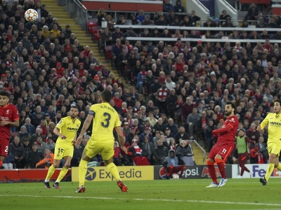 Hráč Liverpoolu Mohamed Salah (druhý sprava) sa pokúša skórovať proti Villarrealu
