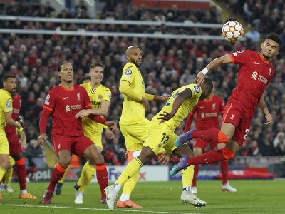 Hráč Liverpoolu Luis Diaz (vpravo) sa pokúša skórovať hlavičkou pred Pervisom Estupinanom z Villarrealu