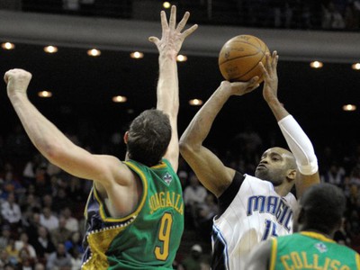 Vince Carter strieľa jeden