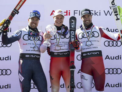 Švajčiarsky lyžiar Marco Odermatt (uprostred) pózuje s malým glóbusom po finále Super-G Svetového pohára v andorrskom Soldeu 16. marca 2023. Na druhom mieste skončil Nór Aleksander Aamodt Kilde (vľavo) a tretí Rakúšan Vincent Kriechmayr